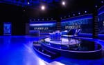 Scenpodie med svart blank matta och scenmöbler för sittande paneldialog, Studio Flex