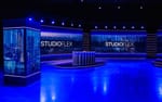 Mediapelare med infällda 80-tumsskärmar och podie med studiomöbel för stående dialog, Studio Flex