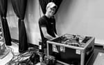 EDGE personal Elias Altis installerar LED-lister i Studio Flex