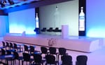 Eventscen med LED-belysta sträcktygväggar, konferens Paris Le Méridien