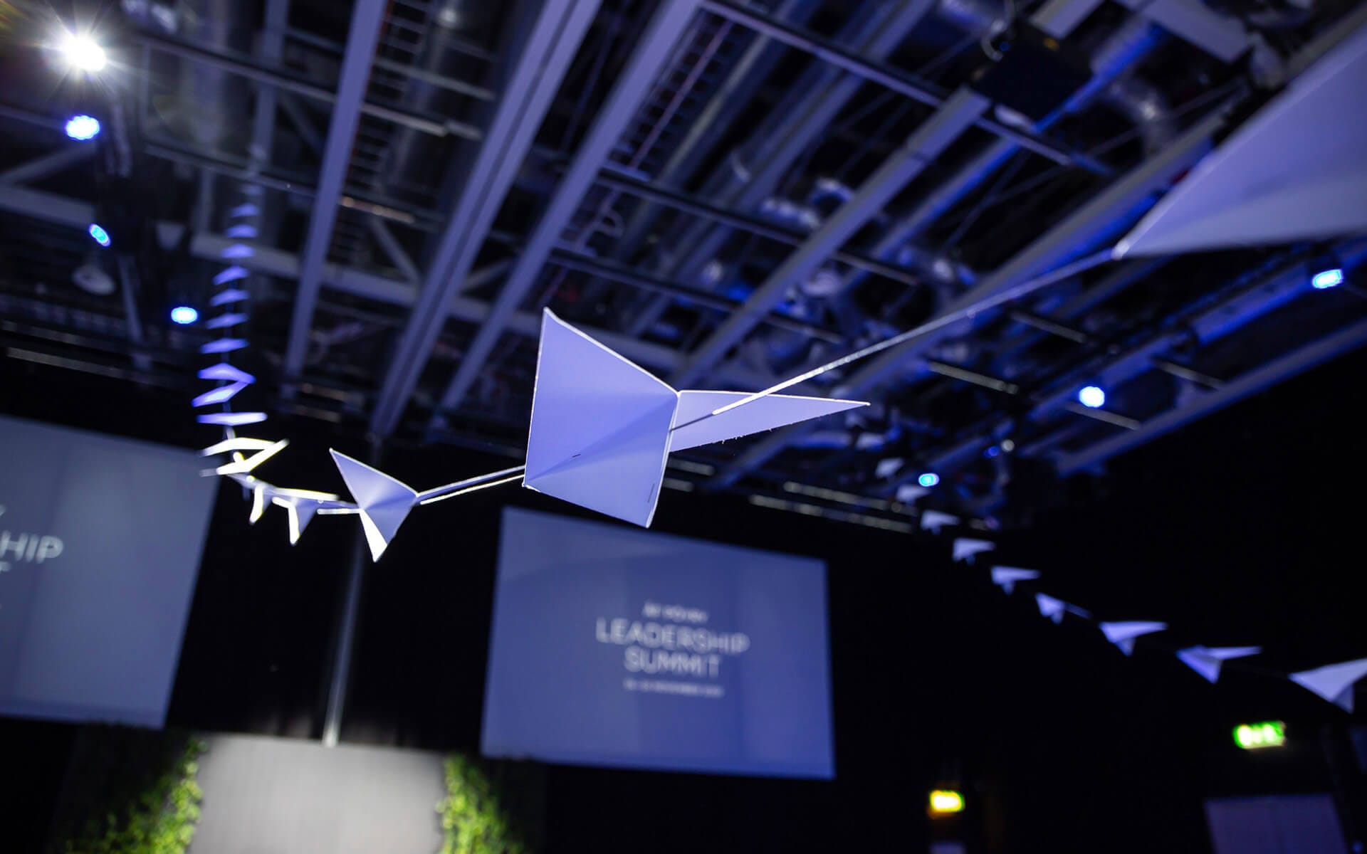 150 handvikta pappersflygplan som eventdekor, AFRY Leadership Summit