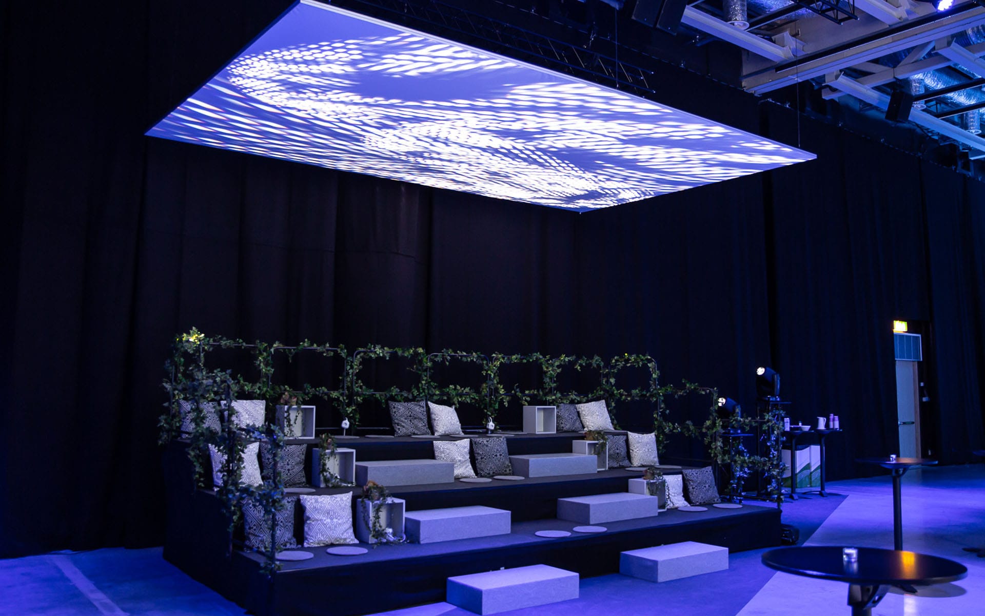 Specialbyggd läktare med gobo-belysning i eventlounge, Quality Hotel™ Strawberry Arena