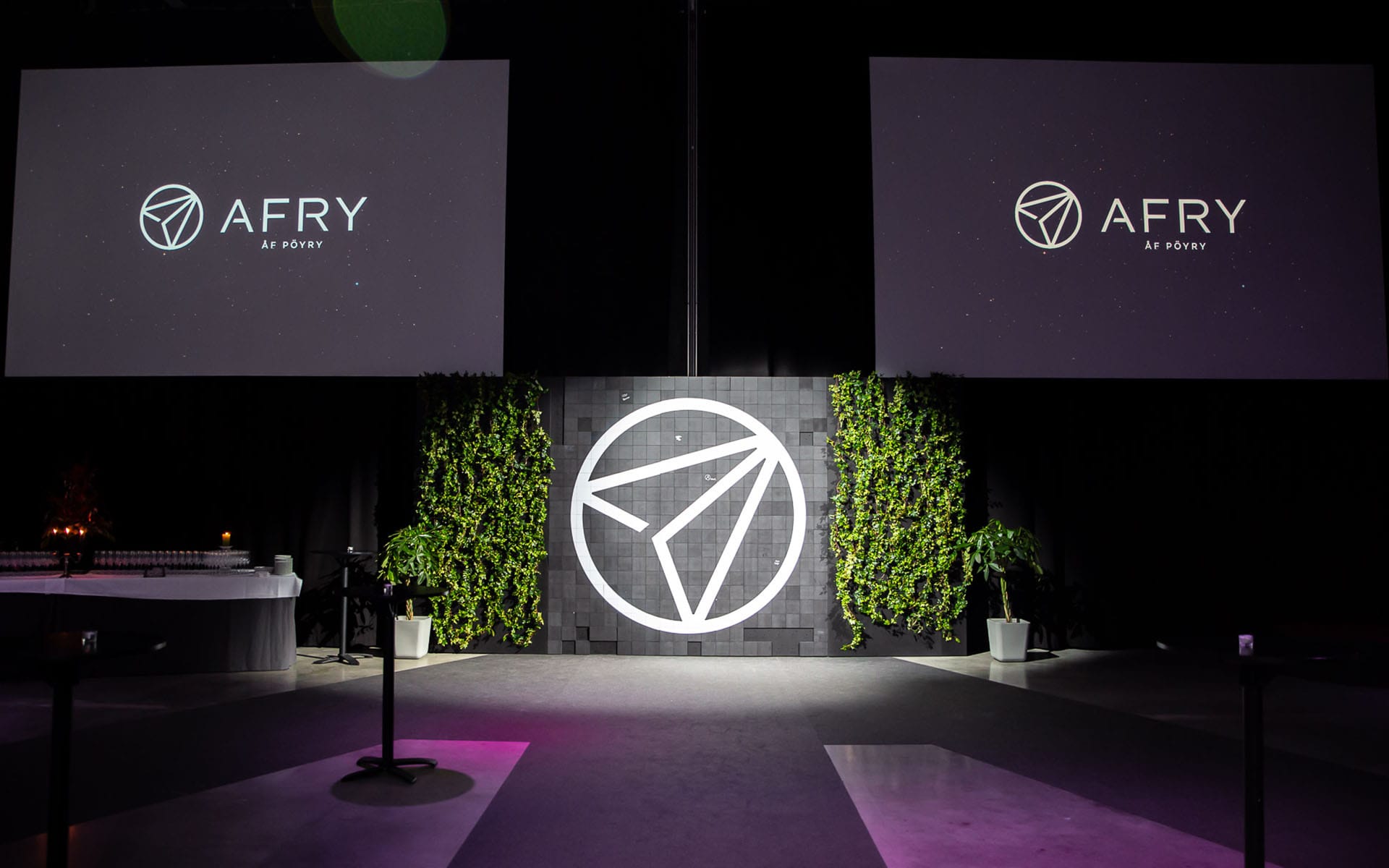 Interaktivt träpussel som bildar AFRY-loggan, specialproducerat av EDGE snickeri