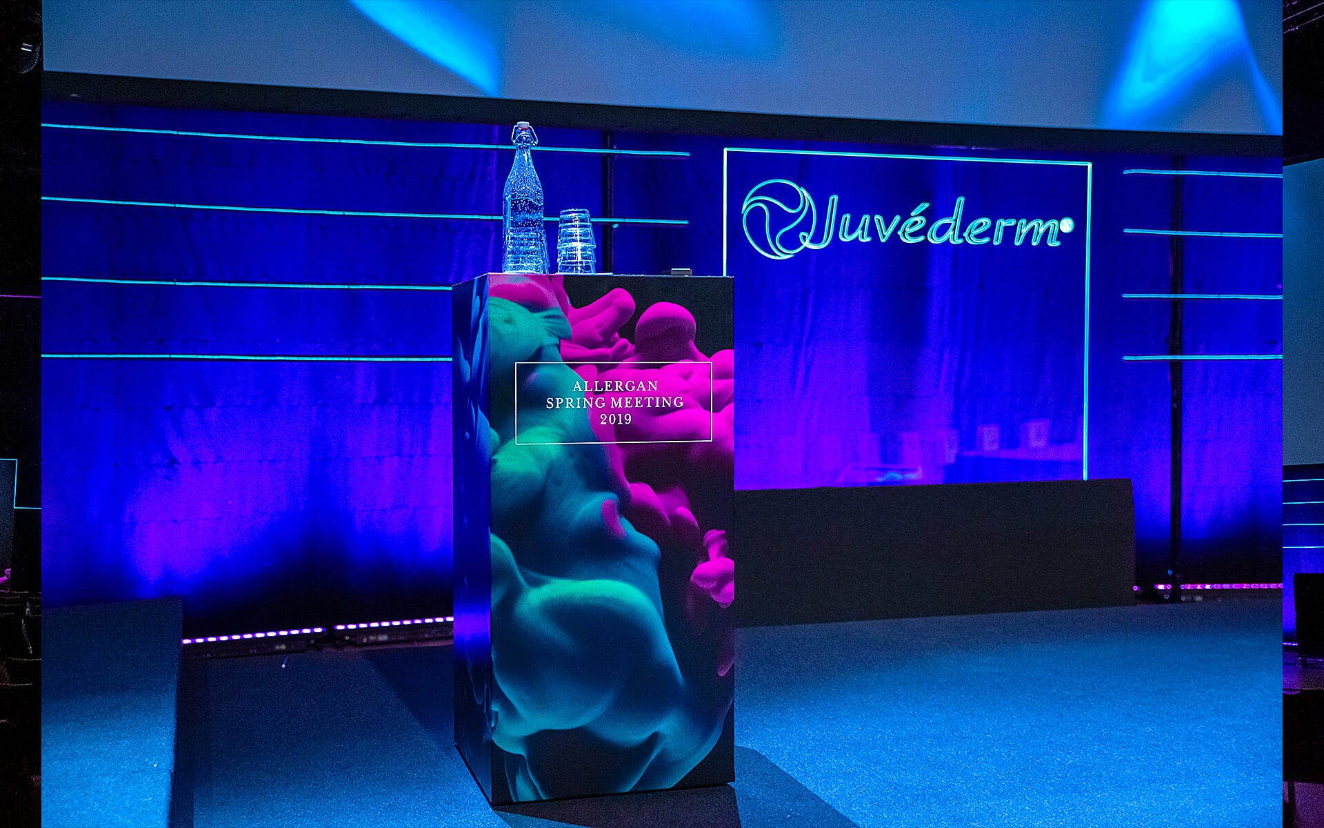 Juvéderm-logotyp utfräst i belyst plexiglas, specialproducerad till konferensscen