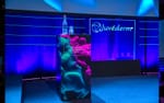 Juvéderm-logotyp utfräst i belyst plexiglas, specialproducerad till konferensscen