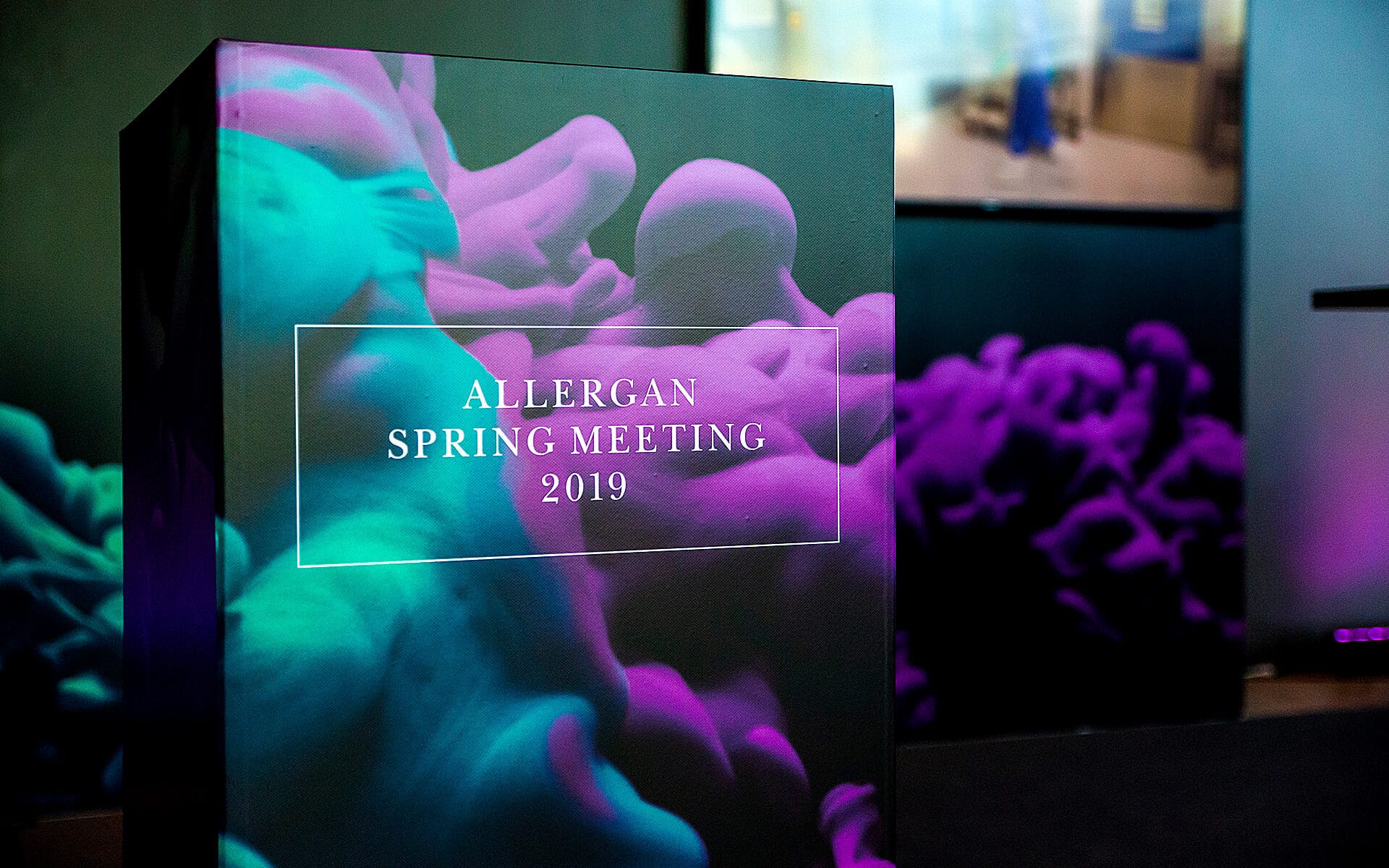 Folierad talarstol med Allergan-branding, konferens Stockholm Waterfront