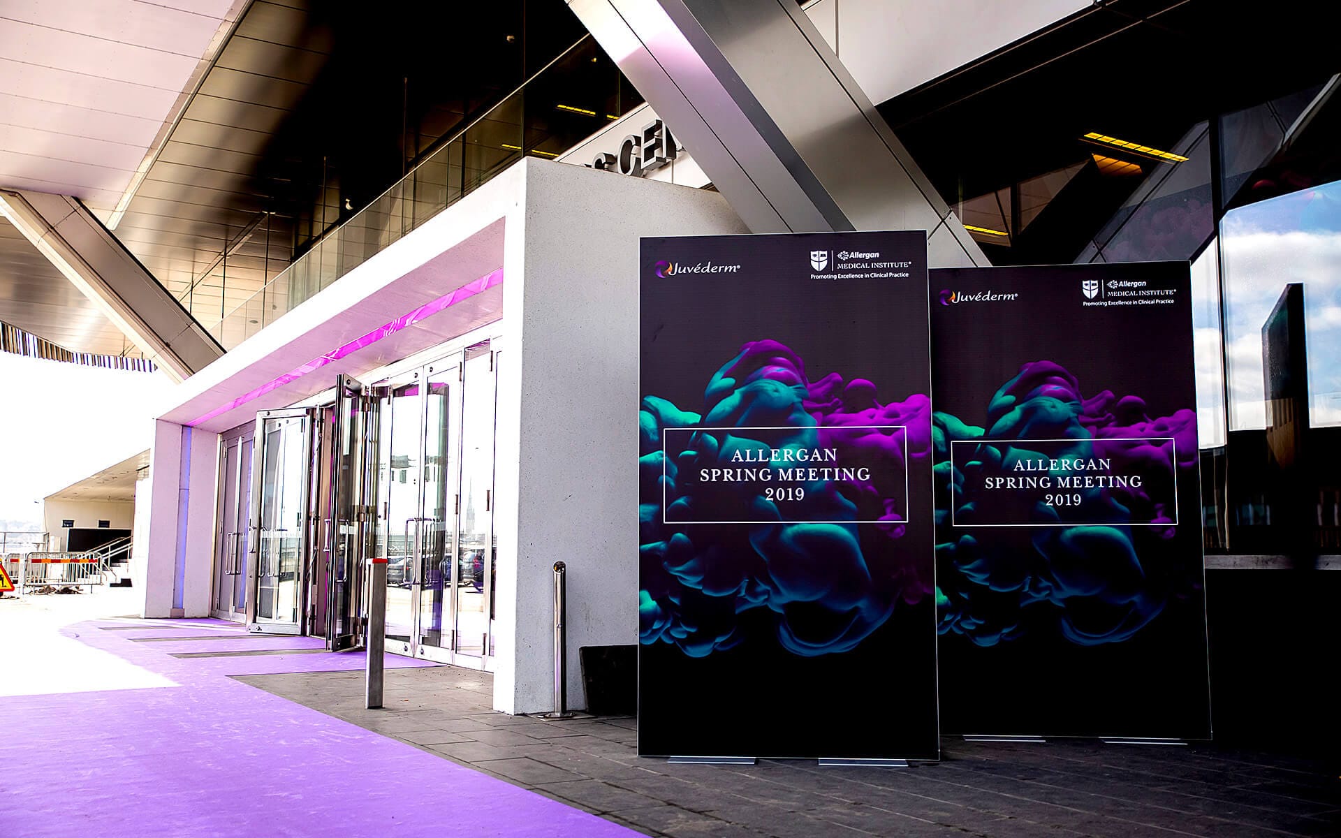 Allergan Spring Meeting 2019 – EDGE:s printavdelning brandade entrén till Stockholm Waterfront med utomhus-branding och fönsterfolieringar.
