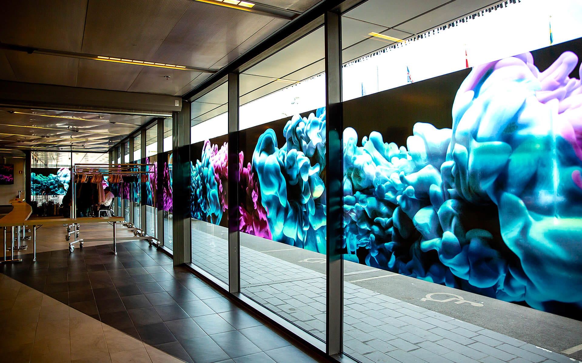 Helfolierade fönster för Allergan på Stockholm Waterfront – ett effektivt sätt att omvandla en glasfasad till en stor brandingyta.