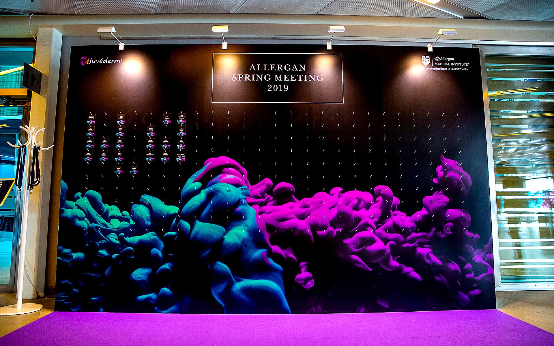 Badgevägg med namnbrickor för gäster, Allergan Spring Meeting Stockholm Waterfront