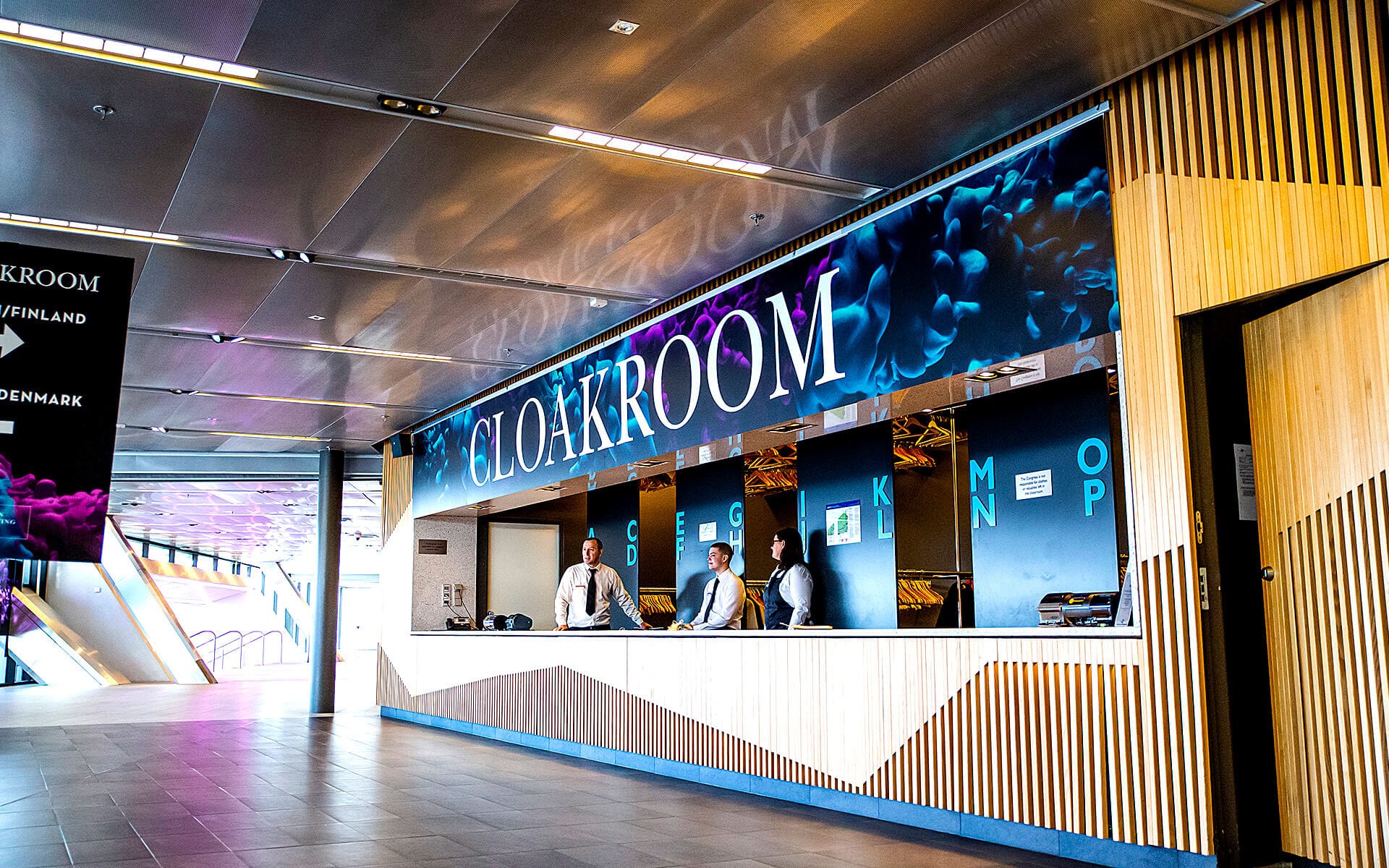 Folierade garderobsdiskar med Allergan-branding, Stockholm Waterfront