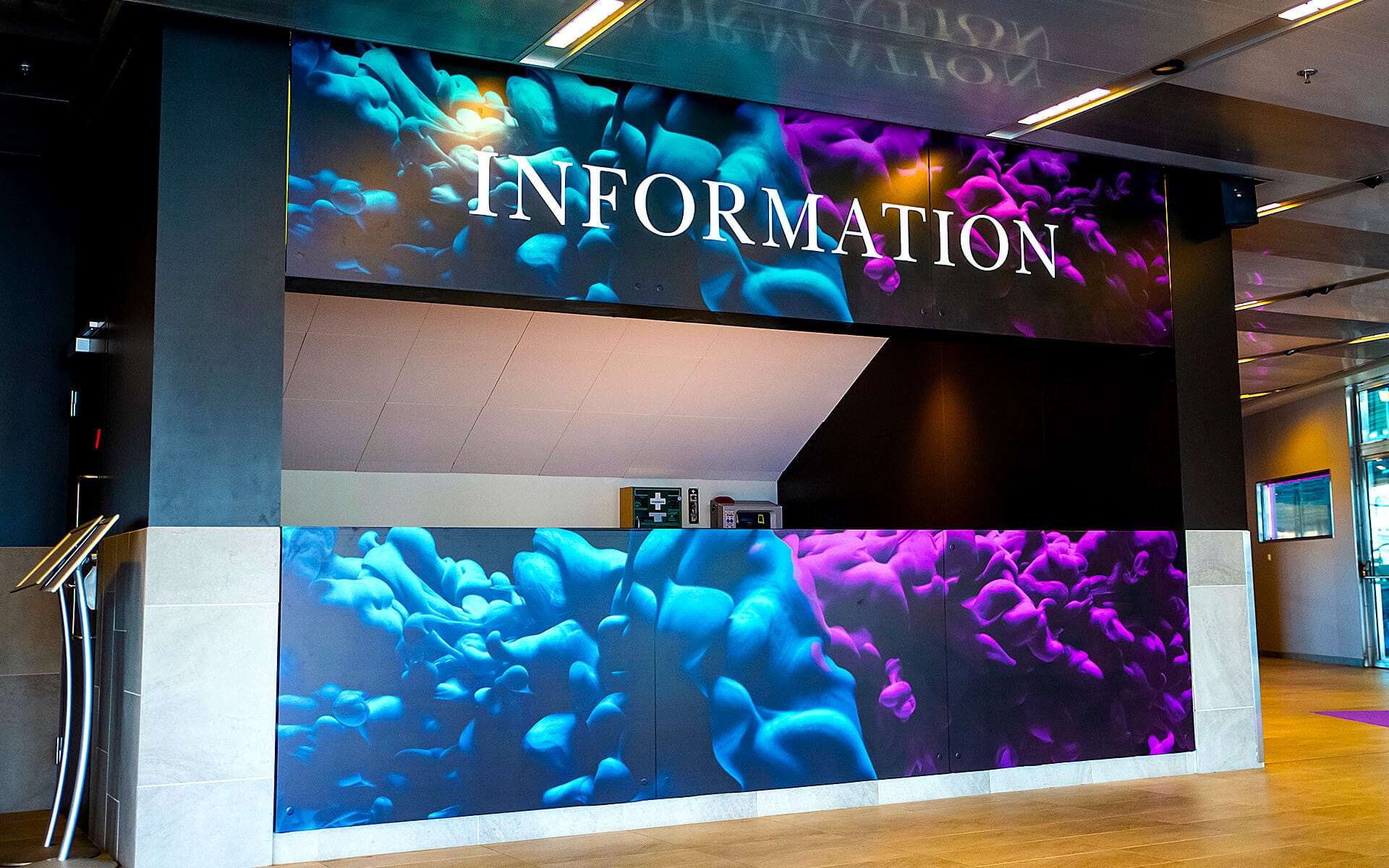 Folierad informationsdisk med Allergan-branding, Stockholm Waterfront