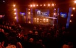Krankameravy över TV-studio med effektljus och LED-vägg, Allsvenskans Stora Pris