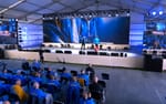 Layher-scen med plywoodfronter och Martin VDO Sceptron-inramning, tältevent Bosön