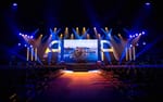 Frontvy av ATEA-scen med Sverige-farger i ljussattningen, Vinnarhallen Boson 2023
