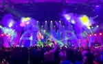 Fullsatt publik pa karnevalfest, ATEA Landslagslager 2023 Vinnarhallen Boson