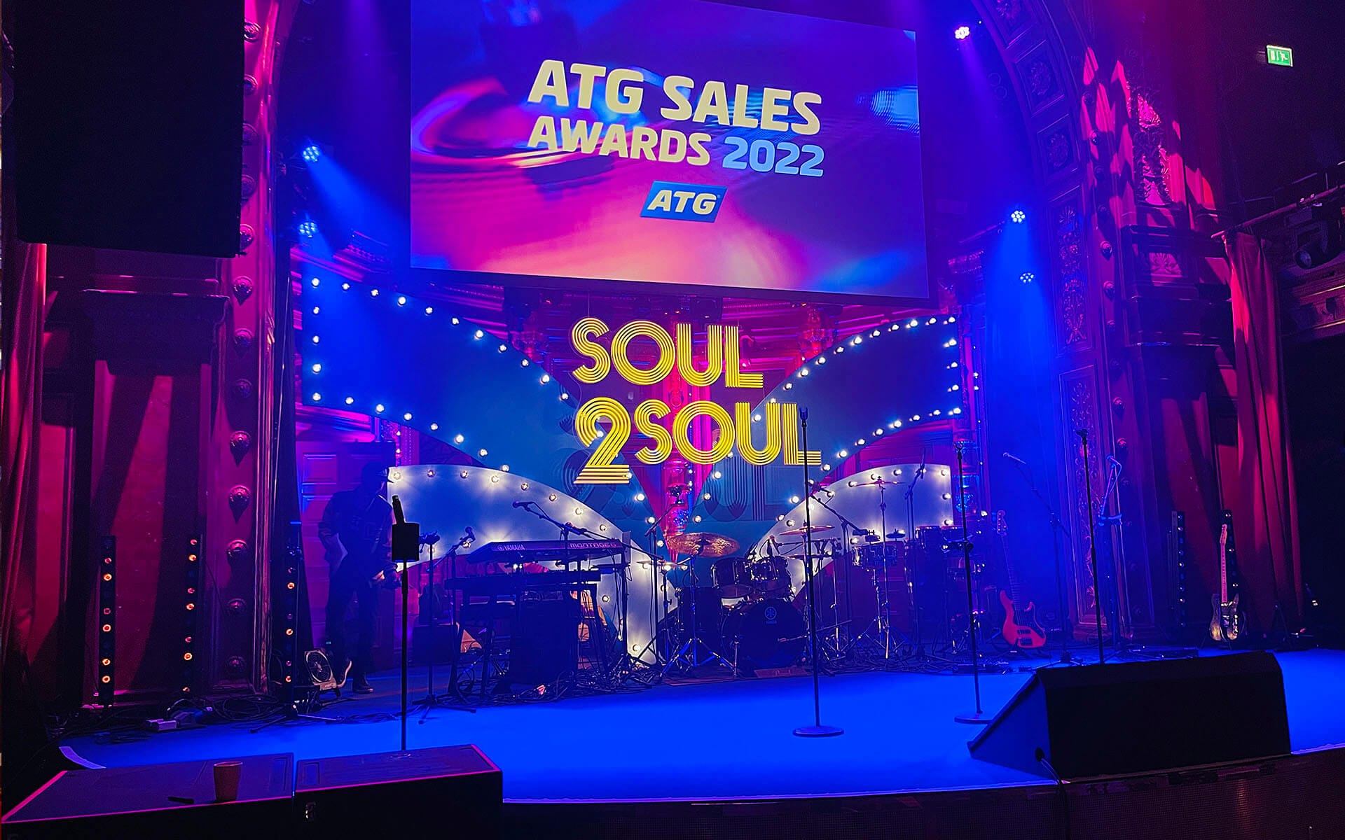 ATG Sales Awards på Berns – en specialbyggd ljusskylt integrerad i scenografin skapar en prisutdelning med karaktär.