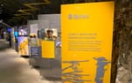 Höger sida av gruvgången med stående metallskyltar och print, Atlas Copco Sickla