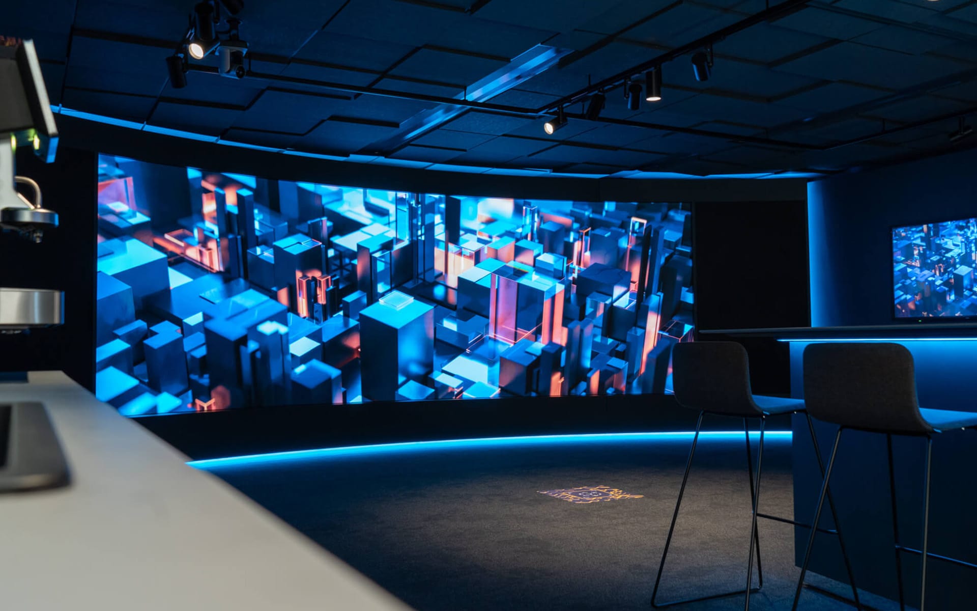 Atlas Copco showroom in Sickla – a curved high-resolution LED screen delivered and installed by EDGE's video department as a central element of the showroom experience.