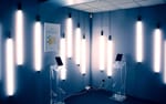 Ljusinstallation med nedhängande lysrörsarmaturer, AWS Popup Loft rum Stockholm
