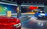 Två BMW i4 i blått och rött i Studio Flex med ommöblerad layout för bilvisning