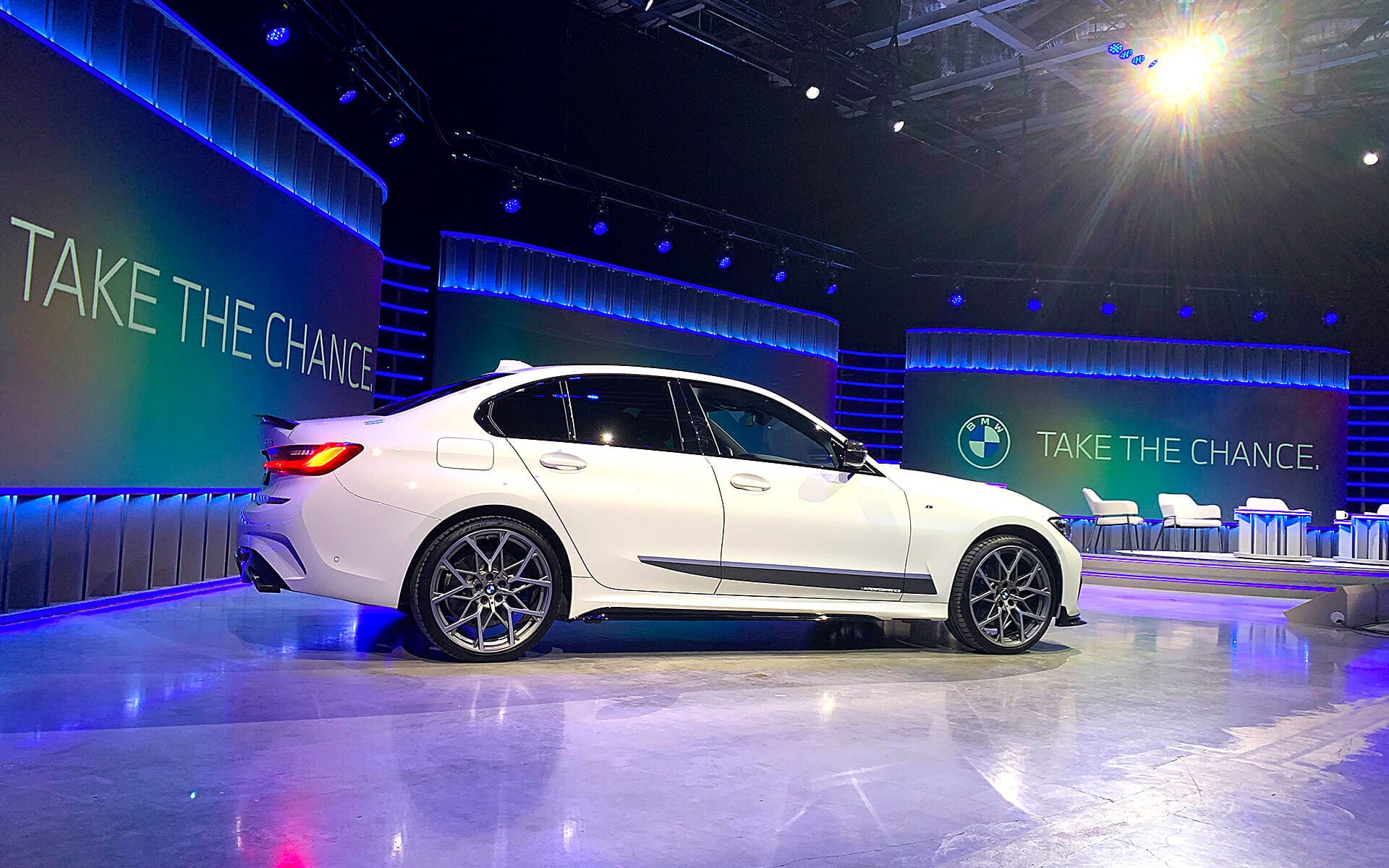 BMW i4 i Studio Flex med dialogpodium i standardposition, digital studioproduktion