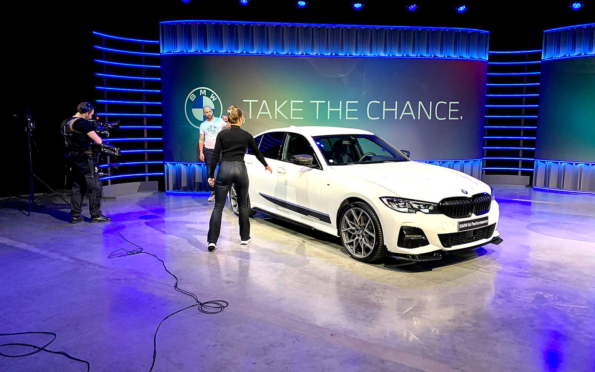 Kameraoperatör med studiokamera innan sändning, BMW i4 lansering Studio Flex