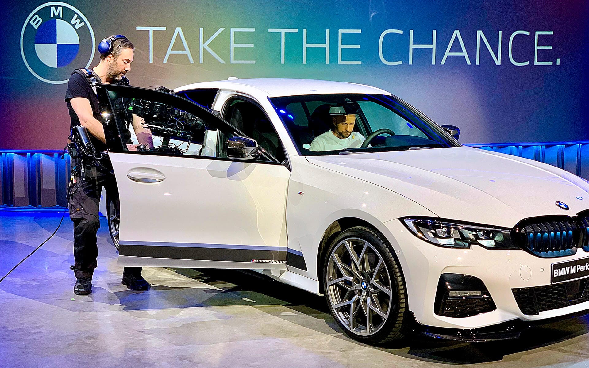 Steadicam-operatör filmar inne i BMW i4, Studio Flex digital bilproduktion
