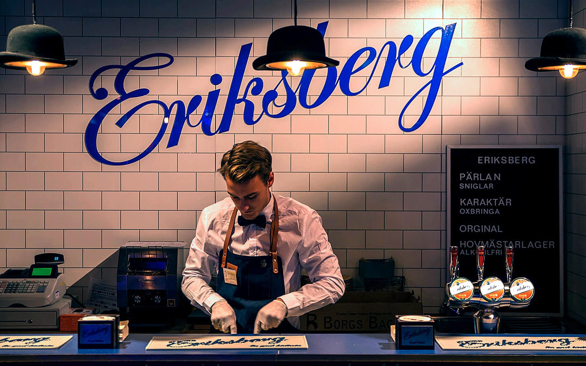 Närbild på Eriksberg mässmonter med bardisk och dekorbelysning, öl- och whiskymässa