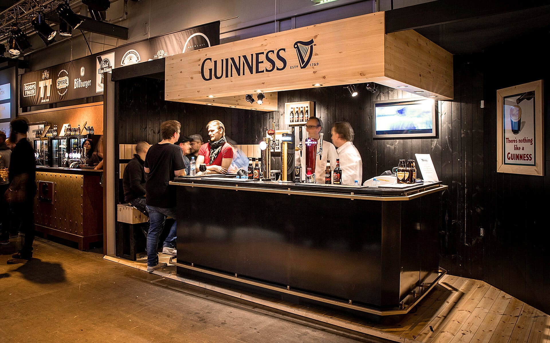 Guinness stand at Stockholm Beer & Whisky Festival – a themed exhibition stand produced by EDGE with timber details and brand-consistent furnishings.