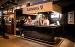 Guinness bardisk återanvänd i ny monter med furudetalj, öl- och whiskymässa