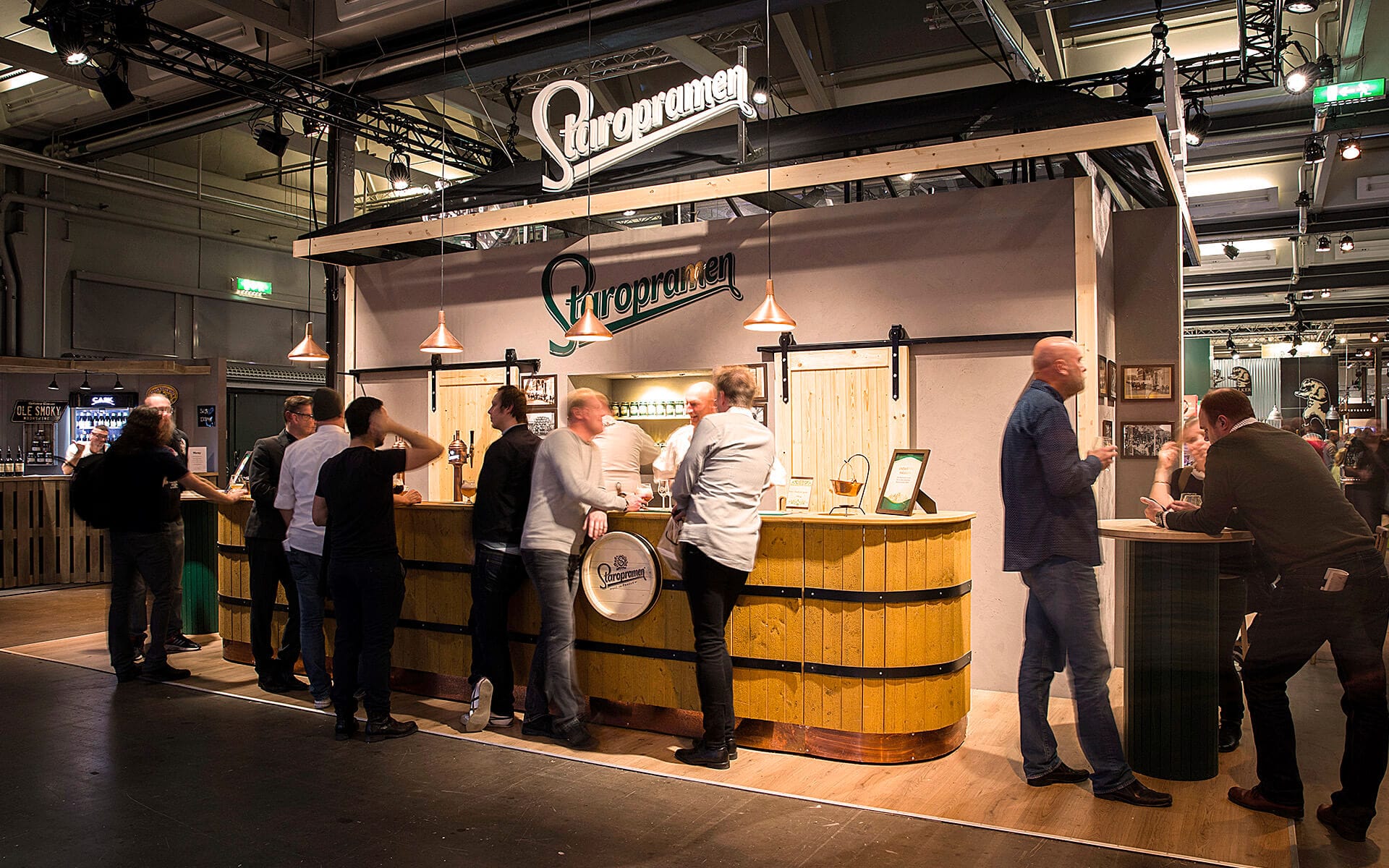 Staropramen monter med modulär bardisk i L-form, öl- och whiskymässa