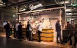 Staropramen monter med modulär bardisk i L-form, öl- och whiskymässa