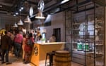 Brooklyn Breweries mässmonter med inglasad mini-bryggeri sedd från baksidan, Stockholm Beer and Whisky Festival