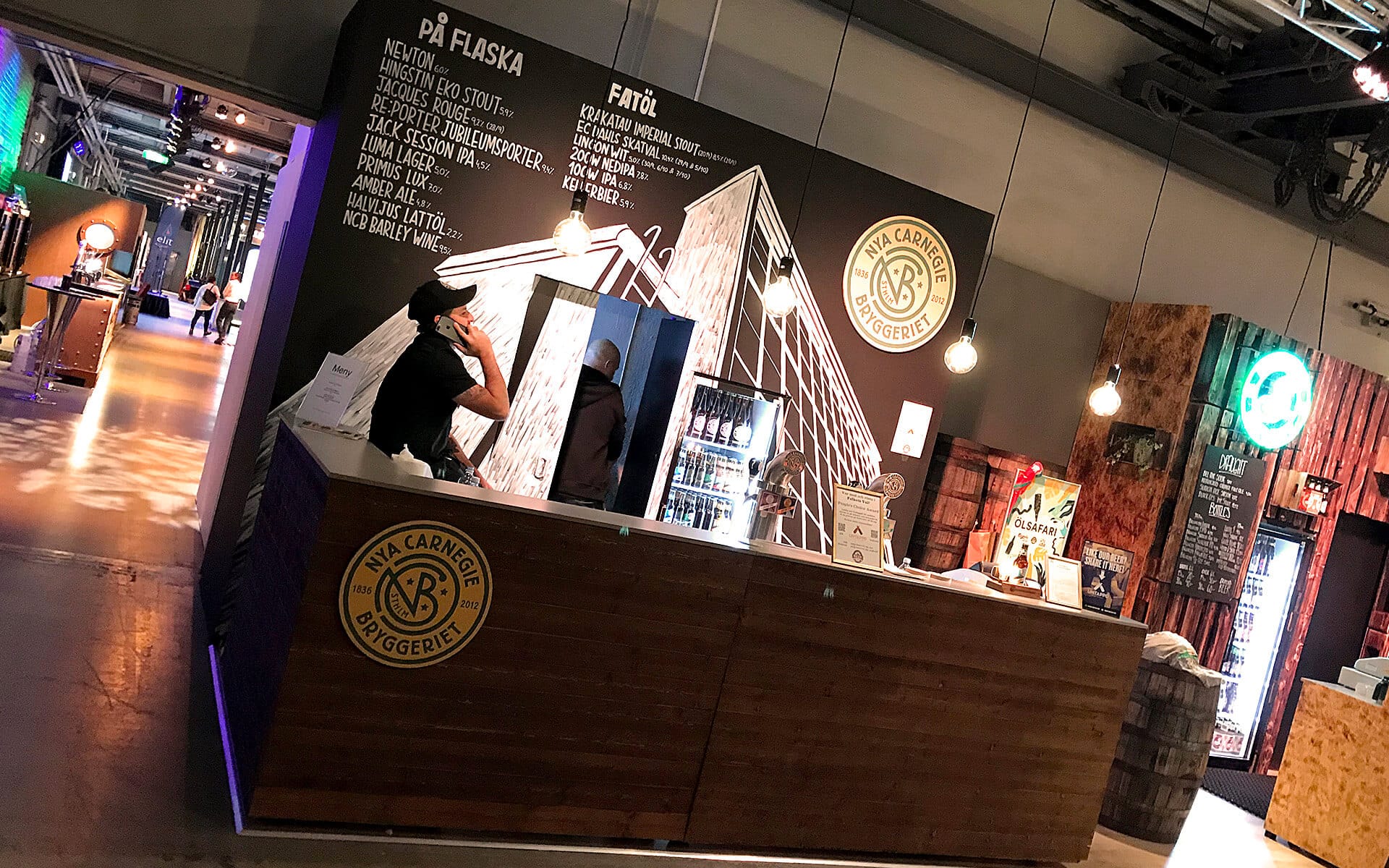 NCB monter med mörkt betsat trä och skifferfärgad bakvägg som griffeltavla, Stockholm Beer and Whisky Festival