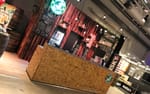 Brooklyn Breweries monter med lastpallar som bakgrund och modulär OSB-bardisk, öl- och whiskymässa