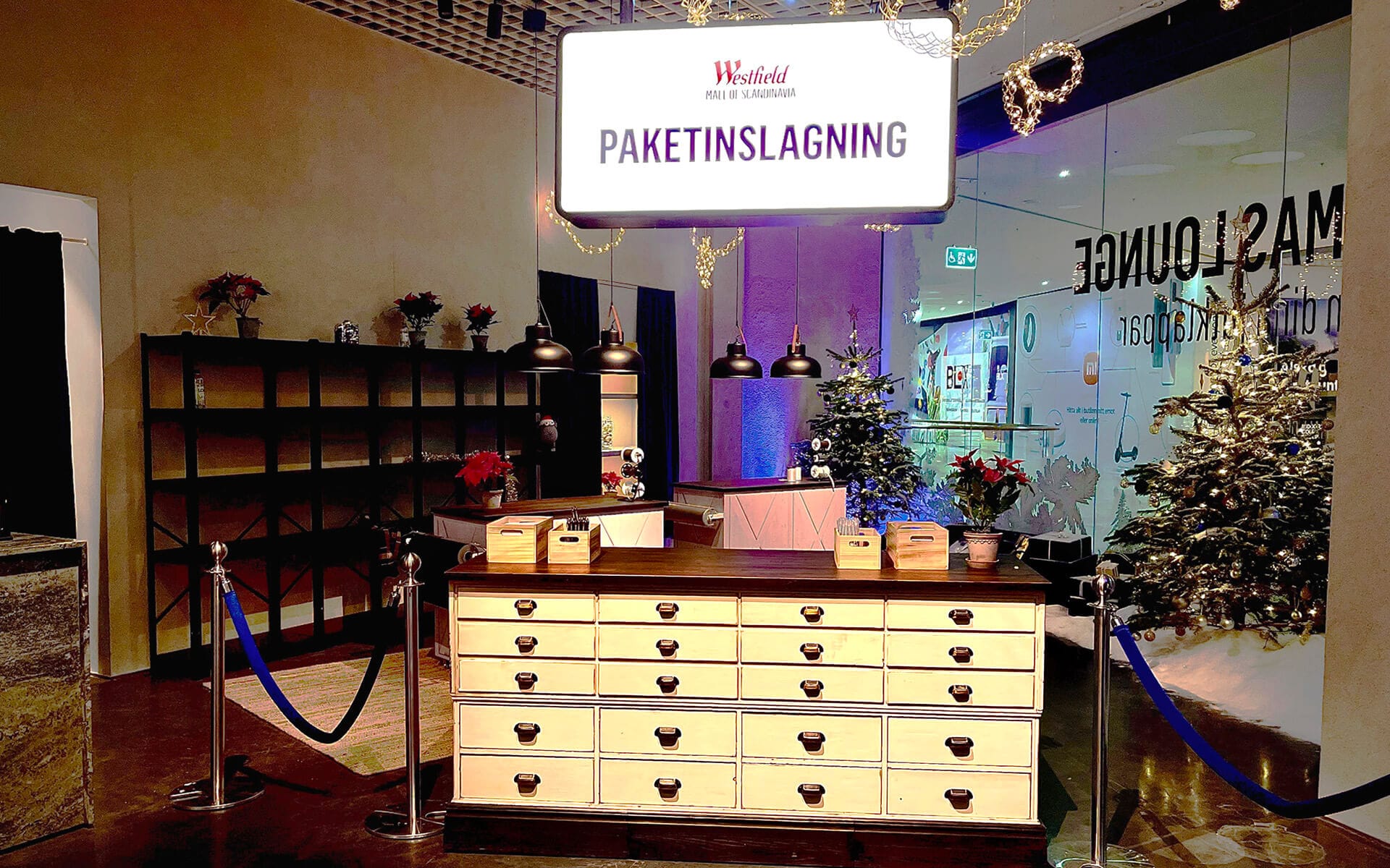 Custom-built gift wrapping station with sign and counter, Christmas Lounge Mall of Scandinavia