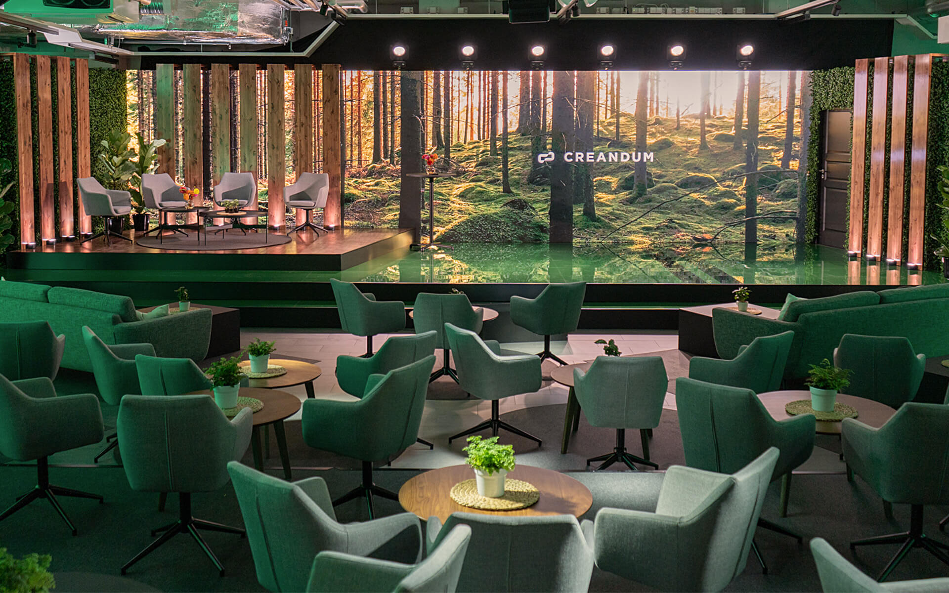 Gradängsittning med soffor och fåtöljer i Forum, Sergel Hub – Creandums AGM 2023
