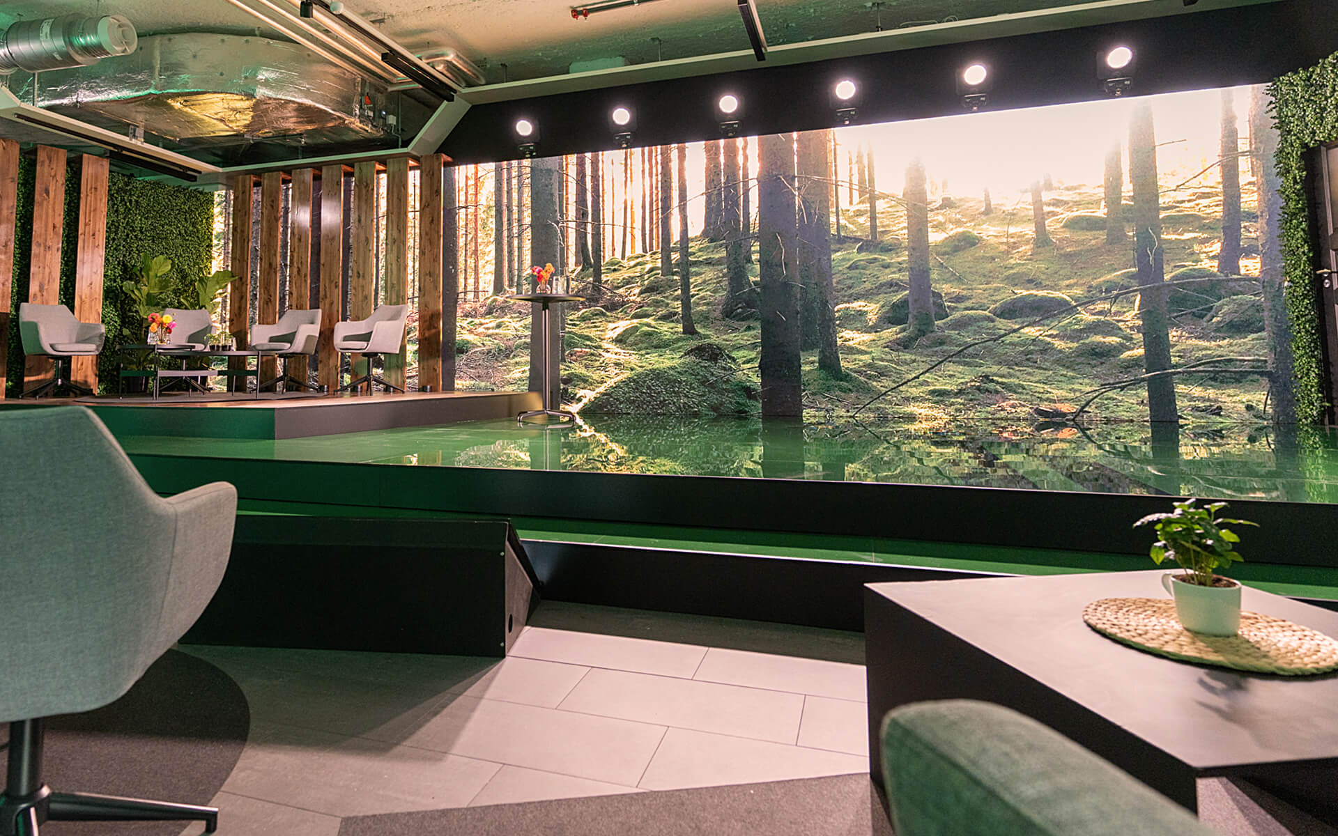 Scen med växtväggar och paneler i massivt trä i Forum, Sergel Hub – Creandum AGM 2023