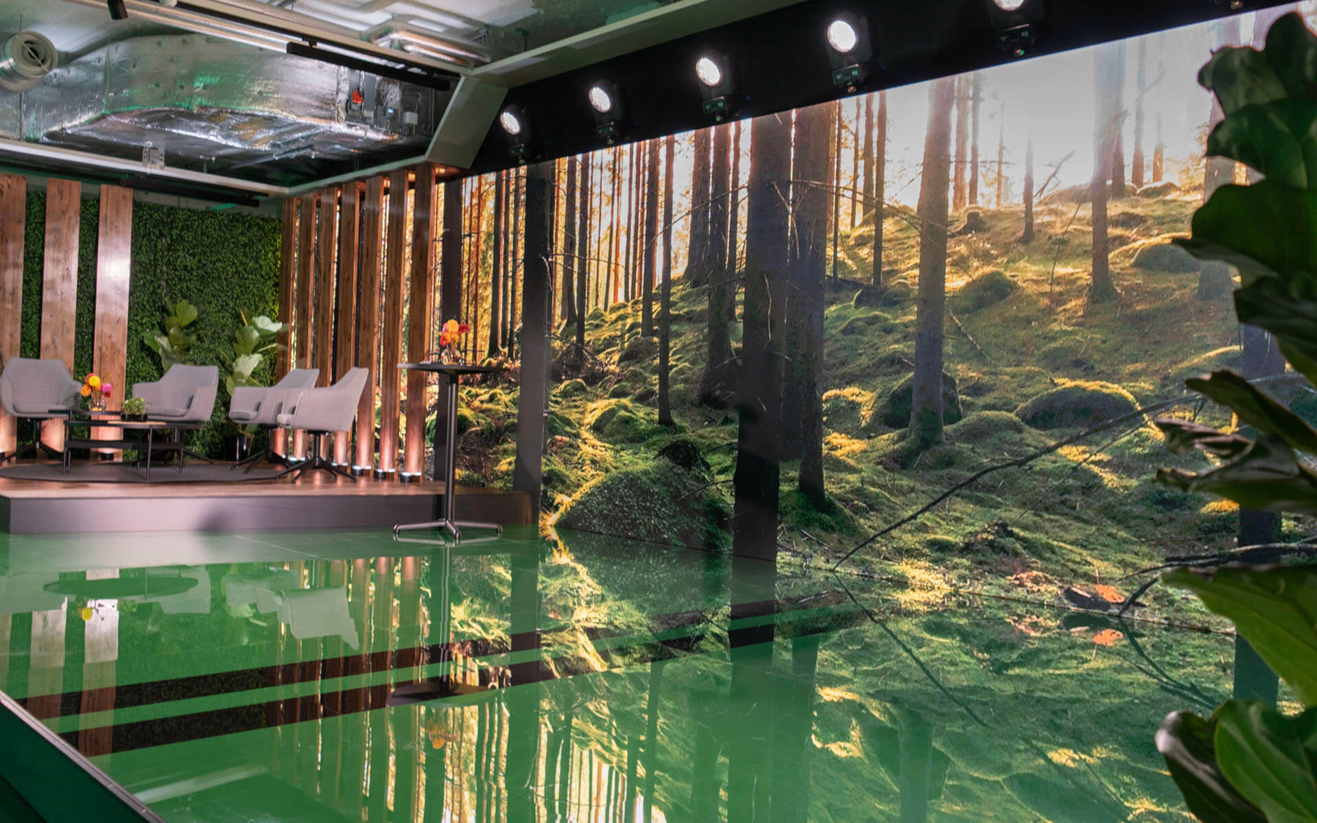 Närbild på den högblanka gröna scenytan, Creandums AGM i Forum, Sergel Hub 2023