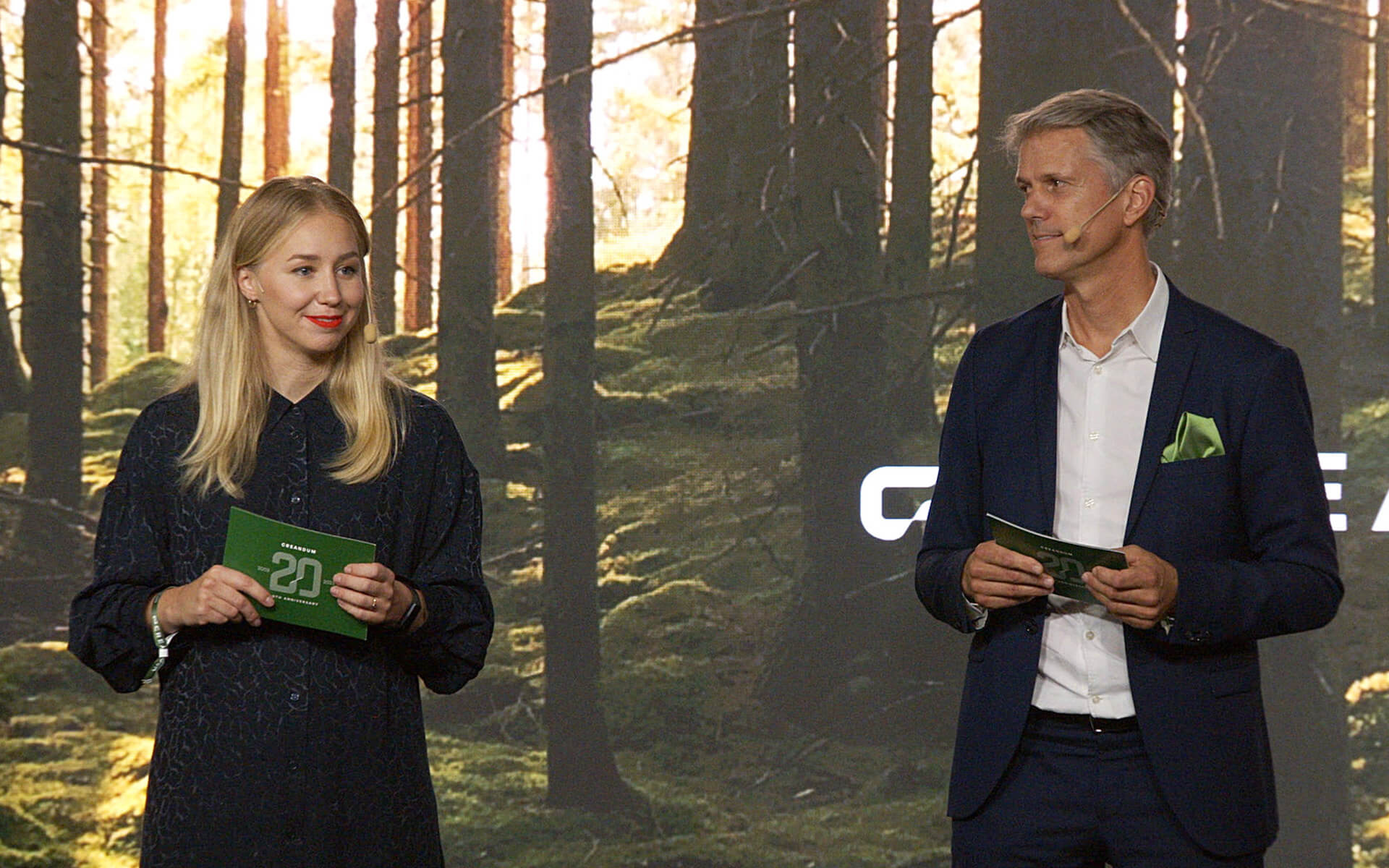 Närbild på talare på scen, Creandums AGM i Forum, Sergel Hub 2023