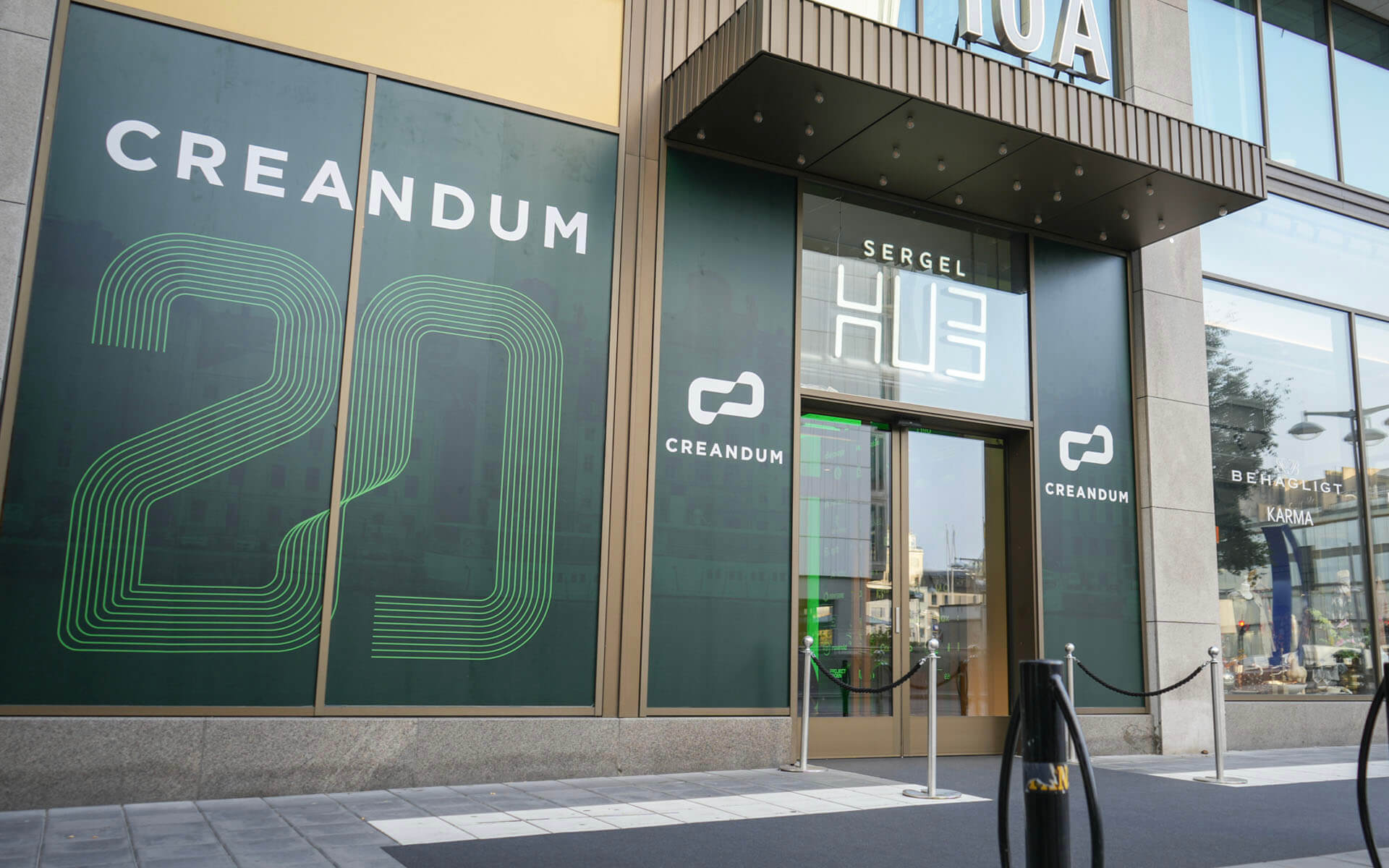 Folierade glasfasader i entrén till Creandums AGM, Sergel Hub 2023 – print av EDGE