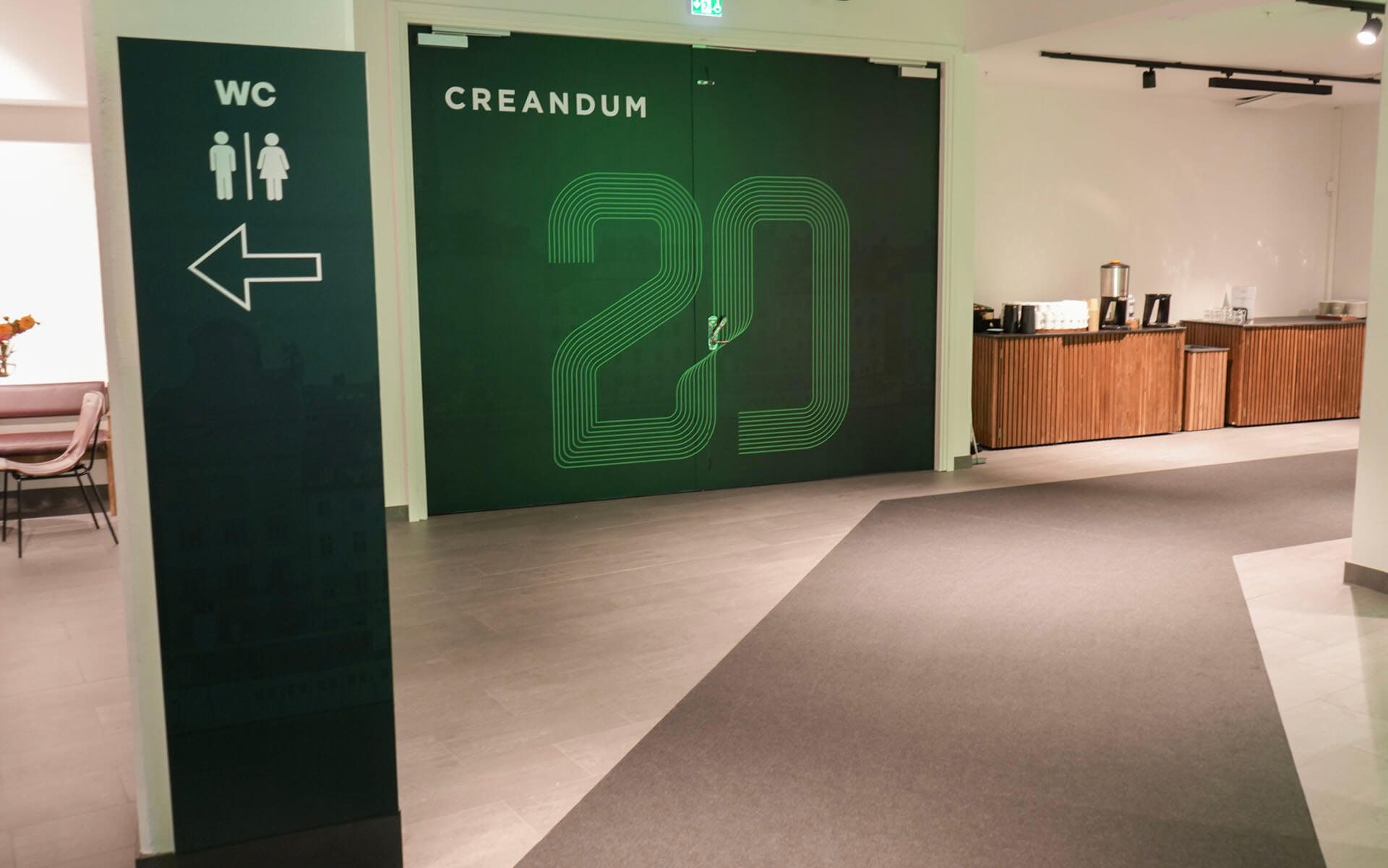 Entrébranding med folierade glasfasader och dibondpelare, Creandums AGM på Sergel Hub 2023