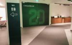 Entrébranding med folierade glasfasader och dibondpelare, Creandums AGM på Sergel Hub 2023