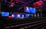 20 Edgetron-armaturer över scen med LED-skärmar, Destination Highlights XPO 2022