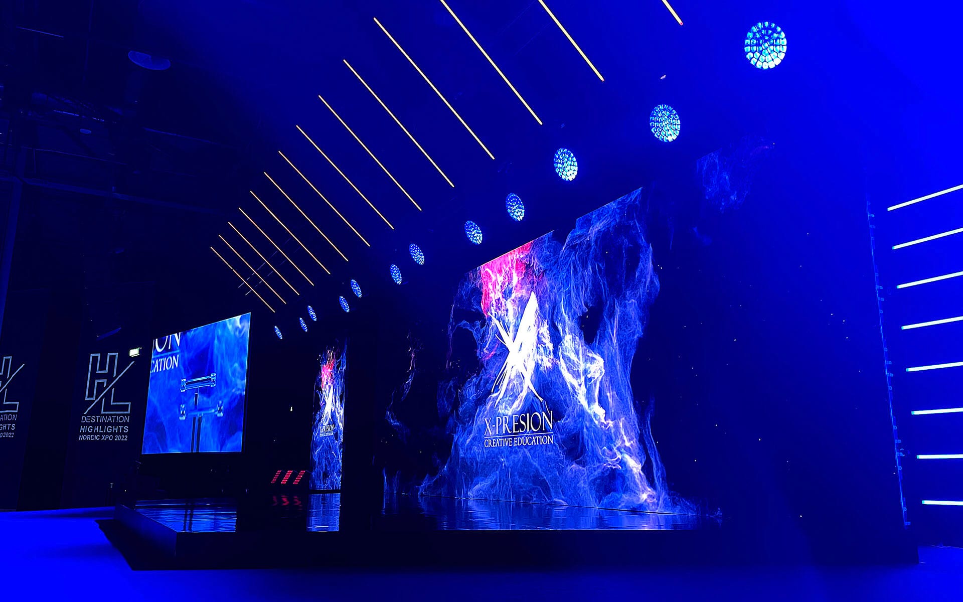 Högupplöst LED-skärm med liggande Edgetron-armaturer i scenografin, Destination Highlights
