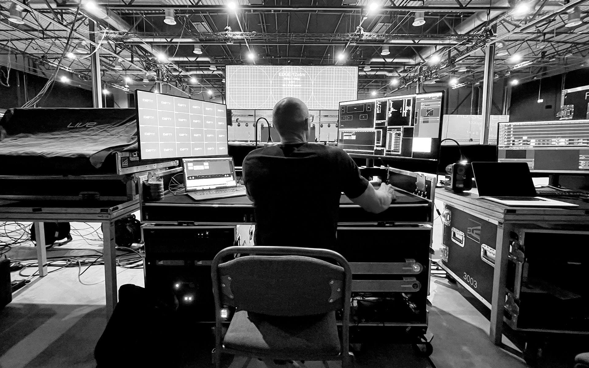 Robin Skarp programmerar en Dataton Watchout-mediaserver – förberedelserna görs i lugn och ro i programmeringsstudion innan genomförandedagen.