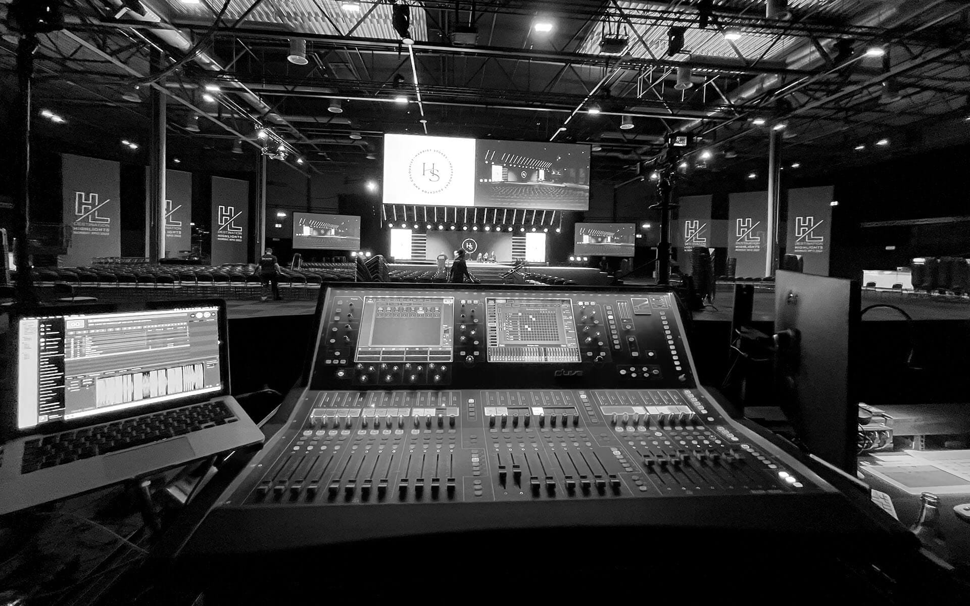 Ljudteknikerns perspektiv – F.O.H.-mixern styr hela ljudbilden ut i lokalen.