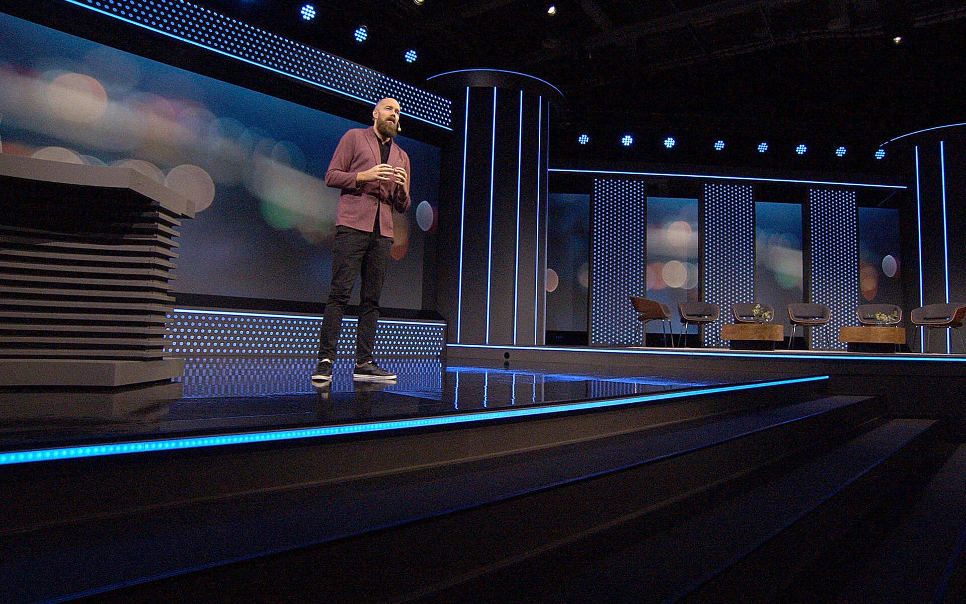 Dustin Expo Connected at Studio Ett – Svante Randlert presenting live in the EDGE-produced studio environment at Quality Hotel™ Strawberry Arena.