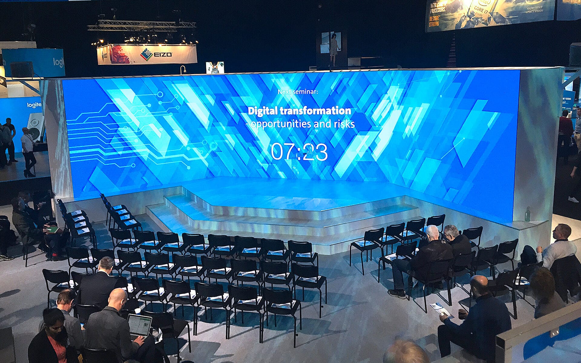 Inspirationsscen med LED-skärm i Dustins mässmonter, Dustin Expo 2017 Avicii Arena