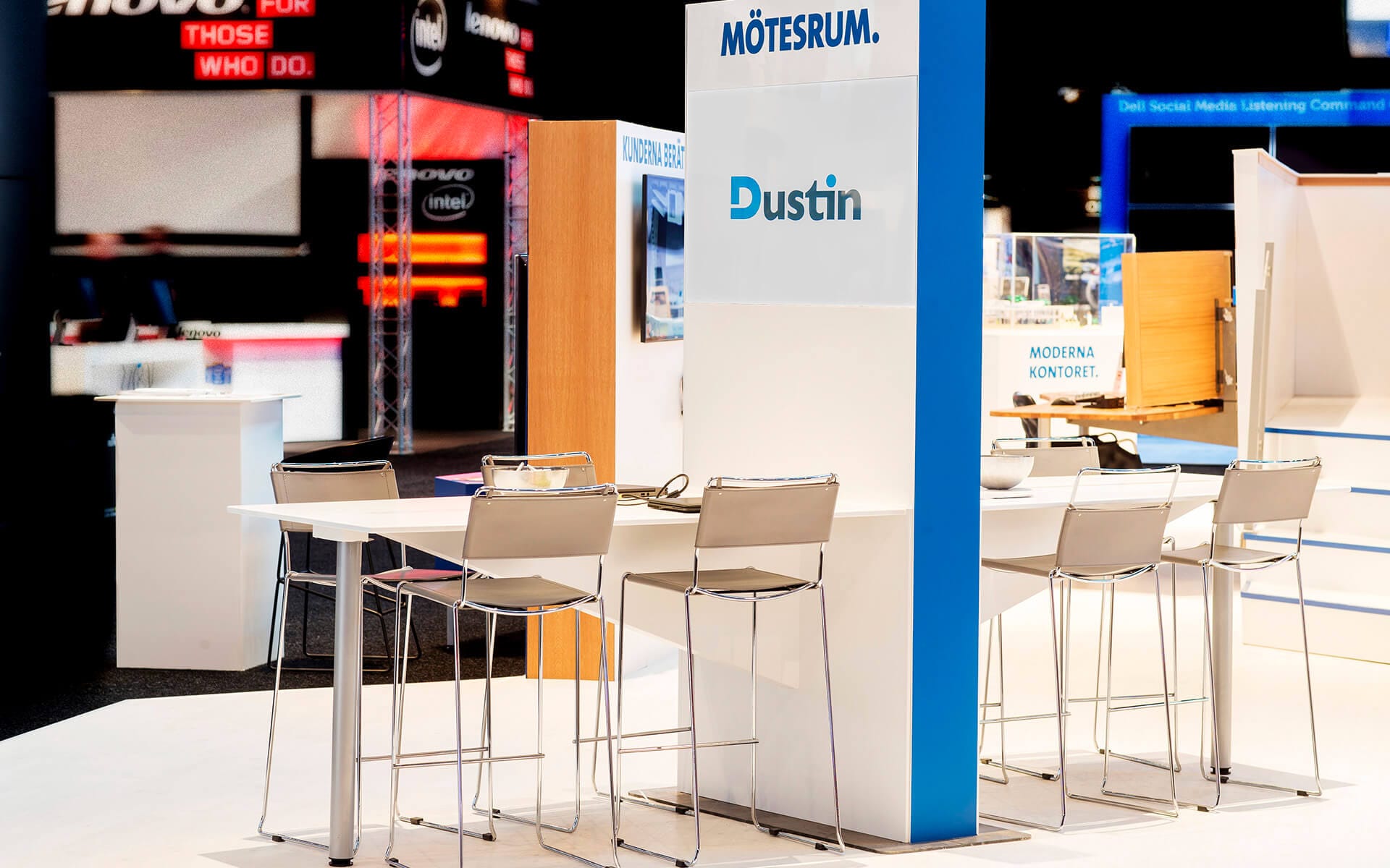 Displaymöbler med inbyggda skärmar i Dustins monter, Dustin Expo 2015 Avicii Arena